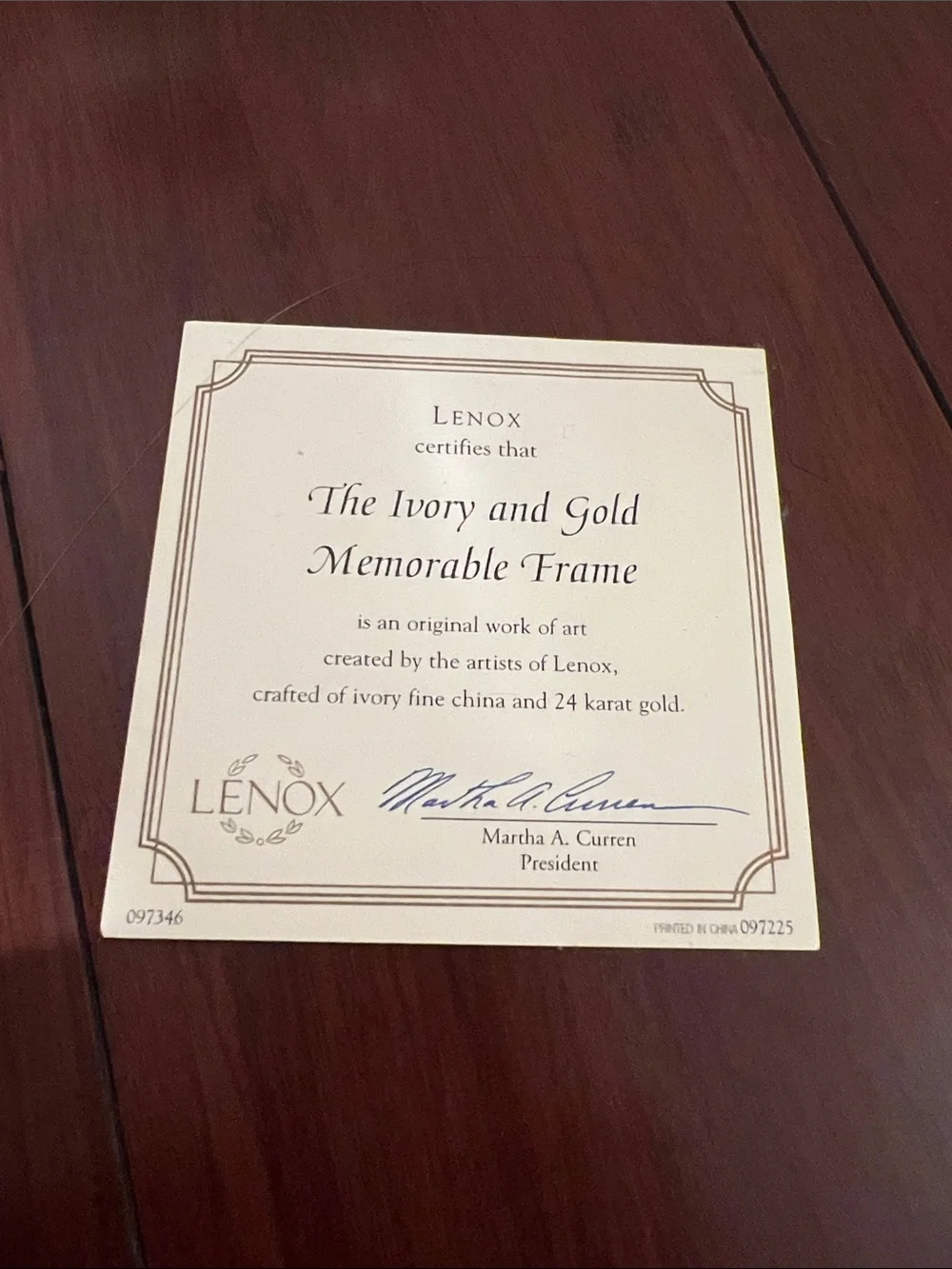 Lenox Ivory and Gold Memorable Round Photo Frame